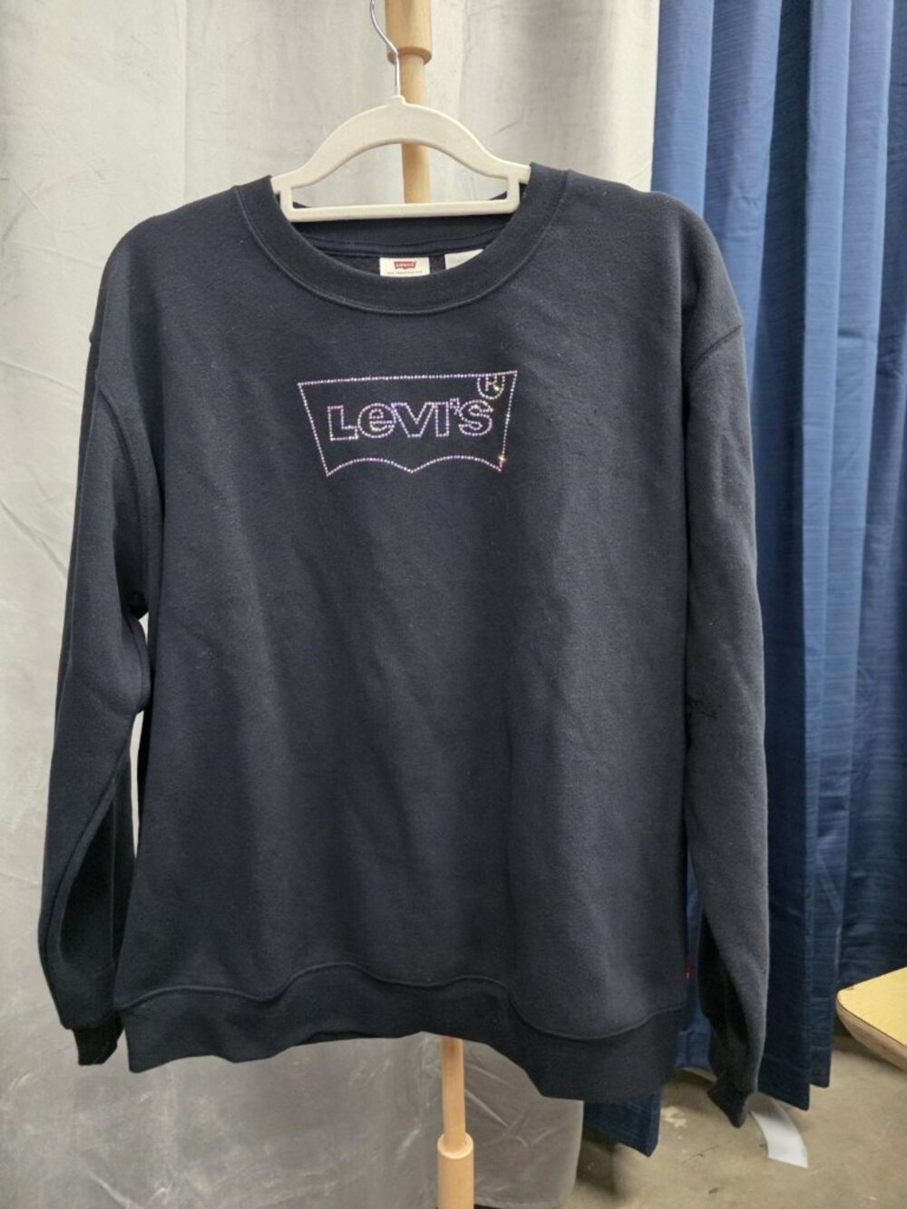 Levi's Rhinestone Logo Sweatshirt XS Black Crewneck Pullover NWT Women's. WL344